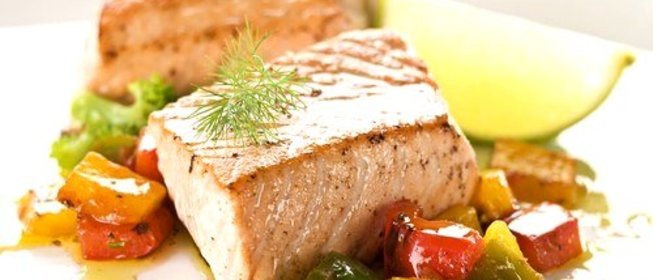 Лосось с зеленым горошком, желтыми перцами и укропно-фисташковым песто