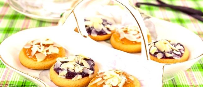 Ванильное печенье с джемом и орехами