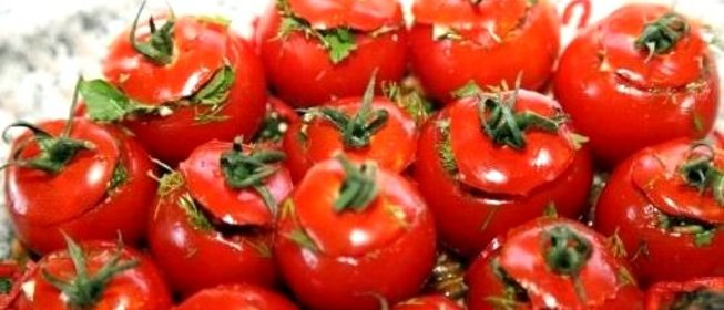 Помидоры, фаршированные зеленью и чесноком