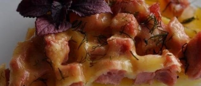 Картофельная запеканка с колбасой