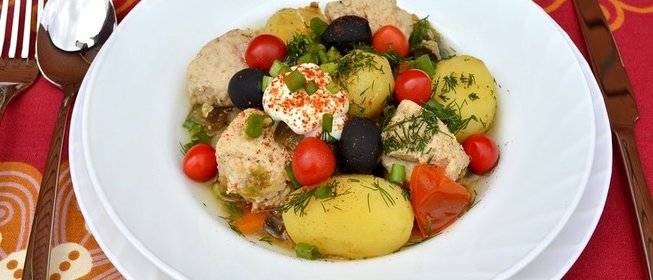 Рагу томленое в глиняном горшочке с фрикадельками из индейки