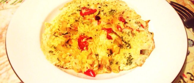 Омлет с луком-пореем и помидорами