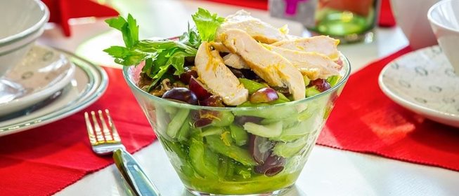 Салат с сельдереем, курицей, орехами и виноградом