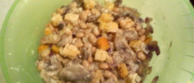 Грибной салат с фасолью и сухариками