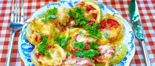 Кабачки с помидорами и сыром в духовке