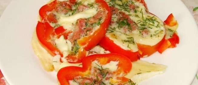 Омлет с колбасой в кольцах из перца