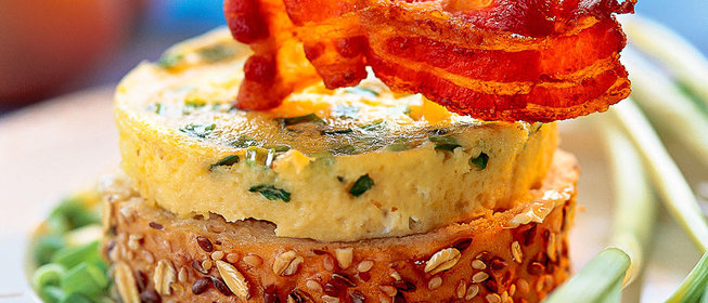 Омлет с беконом и луком