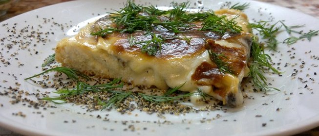 Рыбная запеканка из пикши с грибами под соусом бешамель