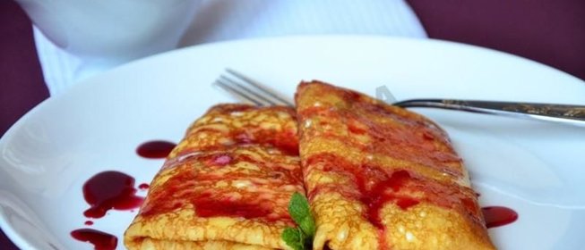 Блинчики с начинкой под вишневым соусом
