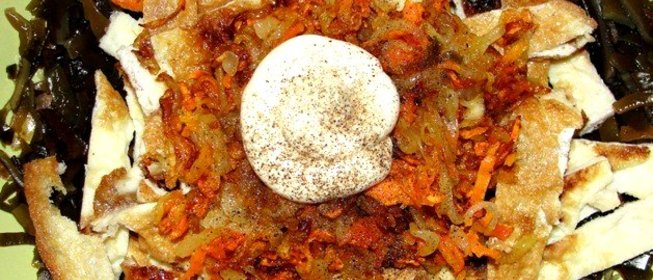 Теплый салат из морской капусты с омлетом