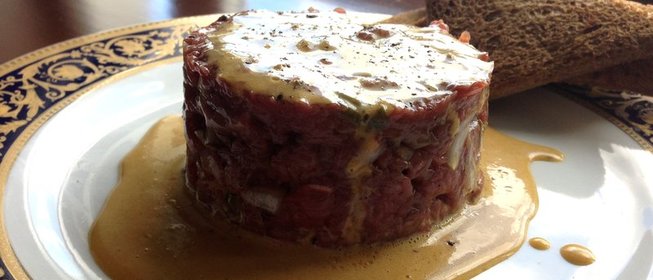 Тар-тар из говядины с заправкой винегрет из желтков