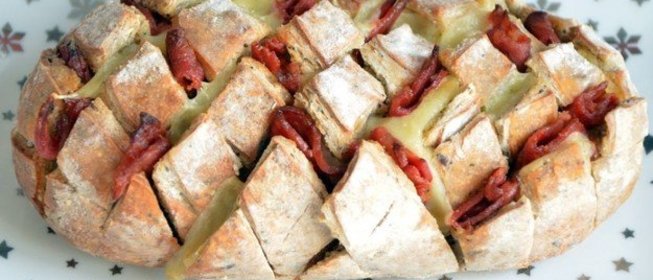 Хлебная закуска с сыром и чоризо