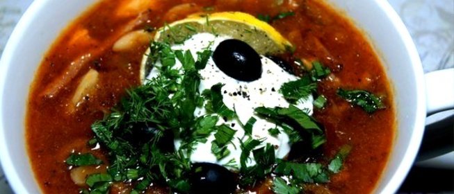 Солянка с колбасой и грибами