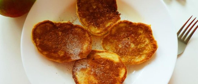 Яблочные оладьи с корицей