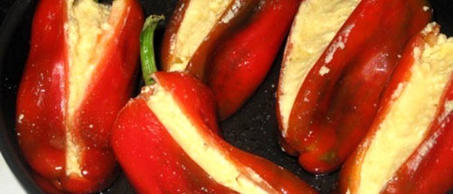 Перец, фаршированный брынзой и помидорами