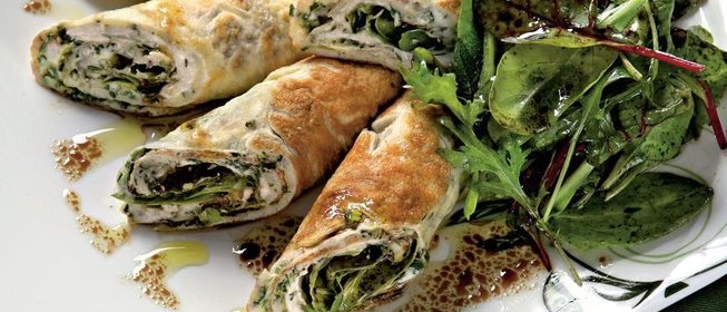 Рулеты из тонкого омлета с сыром и травами