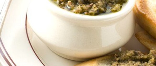 Кростини с артишоками и оливками