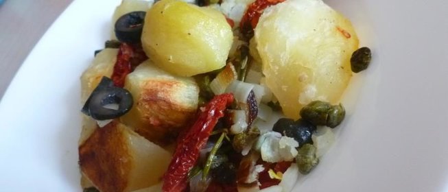 Картофель с маслинами, сушеными томатами и ароматными травами