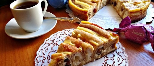 Блинный пирог с творогом и изюмом