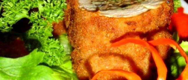 Горячий рулет из омлета со свининой