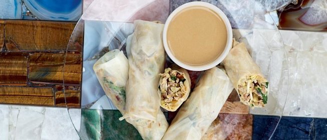 Рисовые блинчики с цесаркой и арахисовым соусом