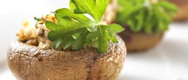 Грибы, фаршированные рикоттой и луком