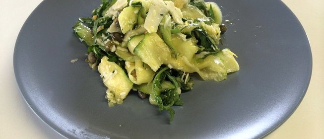 Ленты из цукини с каперсами и соусом из лимона и чеснока