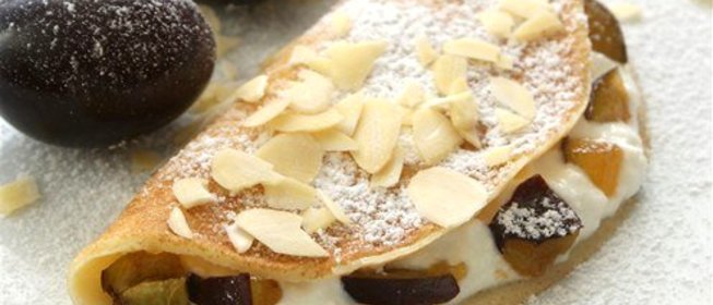 Блинчики с сыром и сливой