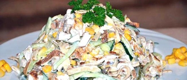 Салат с блинами и курицей