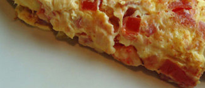 Омлет с паштетом и помидорами