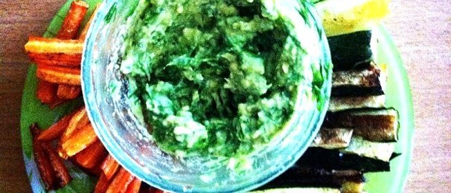 Овощные чипсы с соусом из авокадо