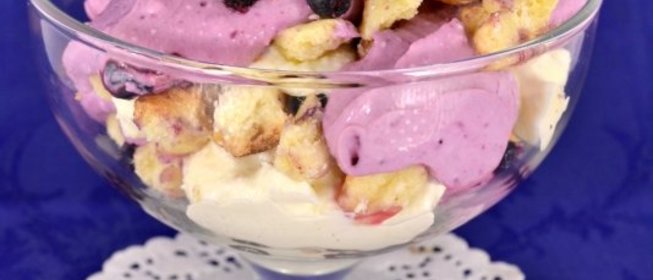 Творожный десерт с печеньем и черникой