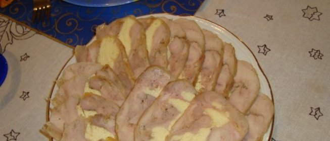 Рулет из курицы, фаршированный омлетом