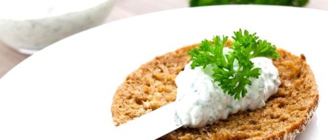 Легкий спред из феты с чесноком и зеленью