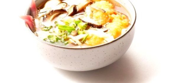 Овощной бульон с омлетом, овощами и имбирем