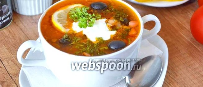 Солянка с курицей и сосисками