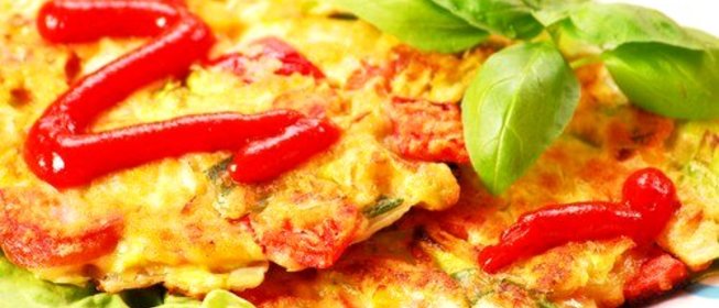 Пикантный омлет с перцем, сыром грюйер и луковым соусом