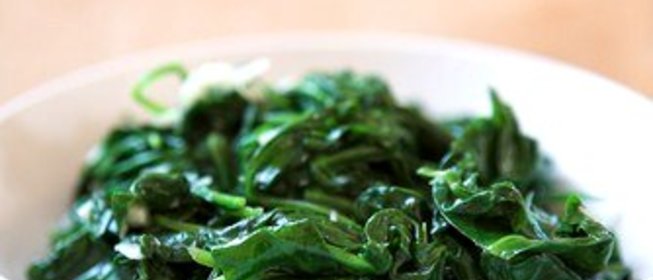 Шпинат с чесноком