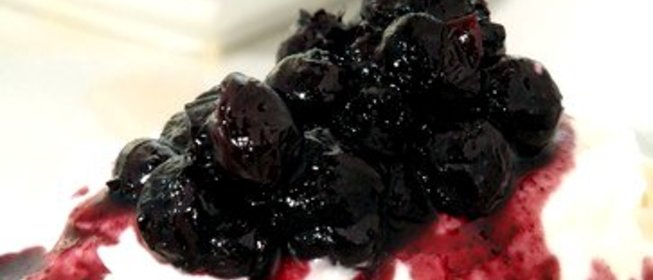 Чернично-виноградный соус к сыру и курице на гриле