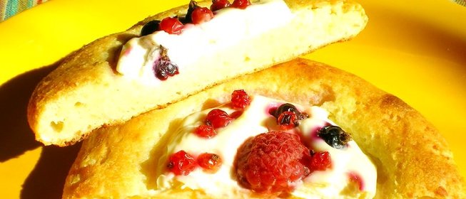 Сырники с творожной начинкой и ягодами