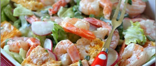 Салат с креветками и сырным омлетом