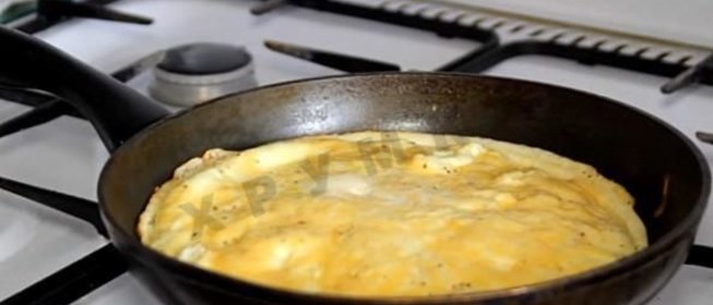 Омлет с молоком на сковороде