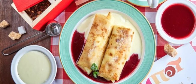 Блинчики с творогом в сливочном и малиновом соусе