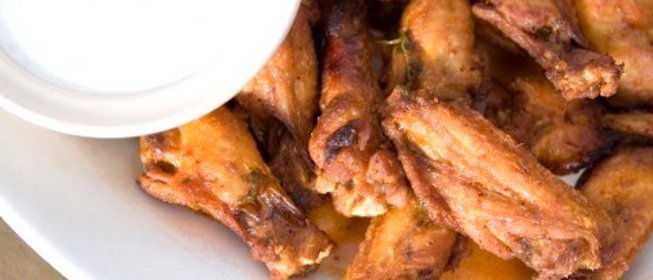 Куриные крылышки с карри и чесноком в пиве