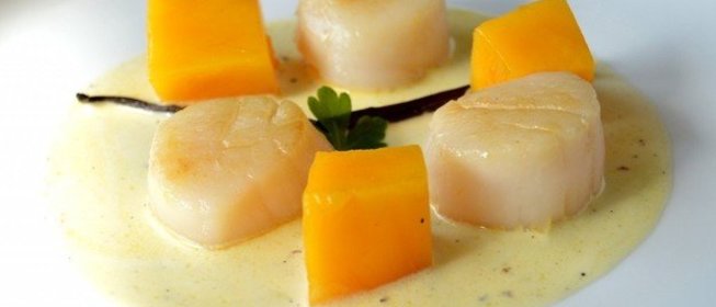 Гребешки с ванильным соусом и манго