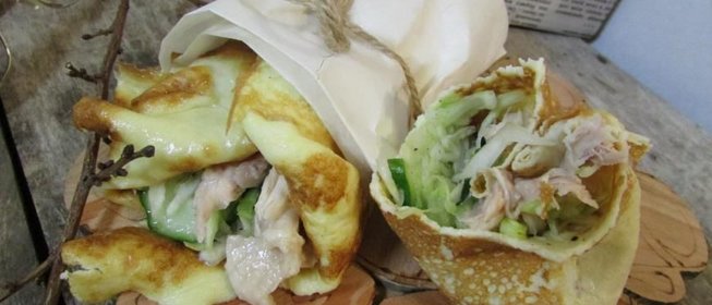 Роллы из яичных блинчиков с курицей и салатом