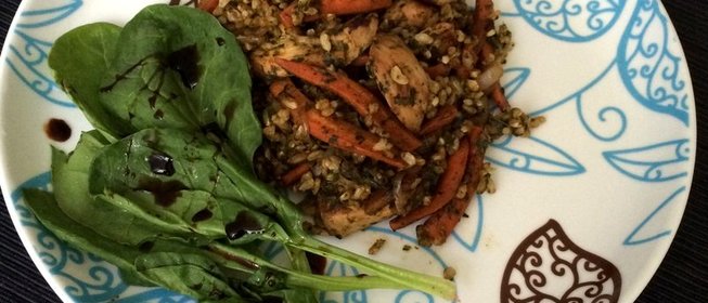 Плов из цельнозернового риса и шпината