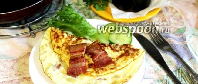 Омлет с копчёной грудинкой, сельдереем и луком