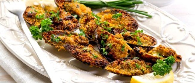 Мидии под корочкой из трав, панчетты и сухарей