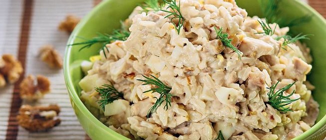 Советский салат из курицы с орехами